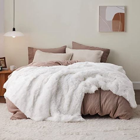 Sherpa Blanket On Bed, White Fluffy Blanket On Bed, Cozy Bed Blankets, Zimmer Astetic, Big Fluffy Blankets, White Bedding Sets Queen, Big Fluffy Blanket, White Faux Fur Blanket, Dr Items