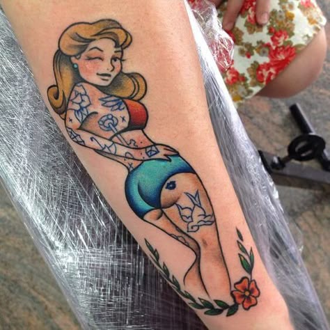 Traditional Tattoo Pin Up Girl, Traditional Tattoo Pin Up, Pin Tattoo, Blonde Tattoo, Tatuagem Masculina Pequena, Pin Up Girl Tattoo, Arte Pin Up, Super Tattoo, Girls With Sleeve Tattoos