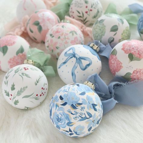 Grand Millenial, Blue Christmas Decor, Grand Millennial, Preppy Christmas, Paper Ring, Painted Christmas Ornaments, Christmas Inspo, Christmas Room, January 12