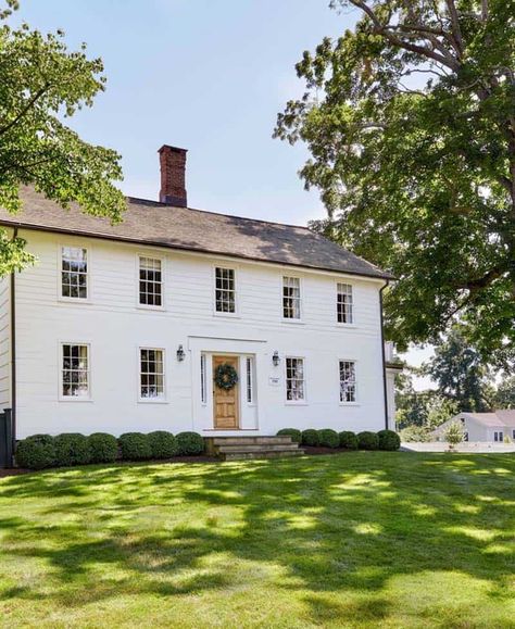 A historic 18th century home gets a charming makeover in New England New England Colonial House Exterior, New England Colonial House, 18th Century Home, New England Style Homes, New England Colonial, Colonial House Exteriors, New England Farmhouse, Colonial Farmhouse, Colonial Exterior