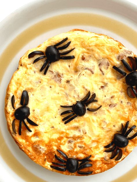 Witch Brunch Food Ideas, Halloween Quiche Recipes, Halloween Brunch Recipes, Halloween Brunch Ideas For Kids, Halloween Brunch Ideas For Adults, Halloween Crepes, Halloween Quiche, Spooky Brunch Ideas, Halloween Brunch Ideas