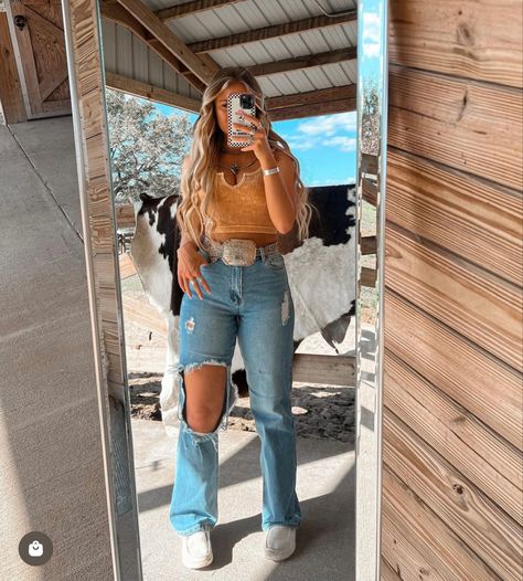 Western Outfit Casual, Rodeo Date Outfit, Bar Concert Outfit, Baddie Western Outfits, Cute Western Winter Outfits, 100 Degree Weather Outfits, Western Outfit Ideas, Western Spring Outfits, Western Outfits Women Summer