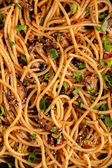 These Spicy Chili Crisp Garlic Noodles are a delicious fusion between Chinese and Italian that's complex in flavor and complete with a fiery kick. Boldly spiced chili crisp and sweet and savory hoisin sauce combined with garlic butter and al dente pasta - a flavor fusion you didn't know you needed! #chilicrisp #chilicrispasta #spicypasta #spicygarlicbutterpasta #fusion #vegan Spicy Chili Crisp, Garlic Butter Pasta, Chili Pasta, Pasta Side, Chili Crisp, Spicy Pasta, Butter Pasta, Garlic Noodles, Lo Mein