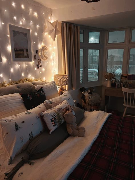 Master Bedrooms Decor Cozy Christmas, Christmas Bedroom Cozy Aesthetic, Cozy Winter Room Aesthetic, Holiday Room Decor Christmas, Christmas Bedroom Aesthetic Cozy, Winter Apartment Aesthetic, Aesthetic Christmas Bedroom Ideas, Christmas Room Aesthetic Bedroom, Cozy Winter Bedroom Ideas