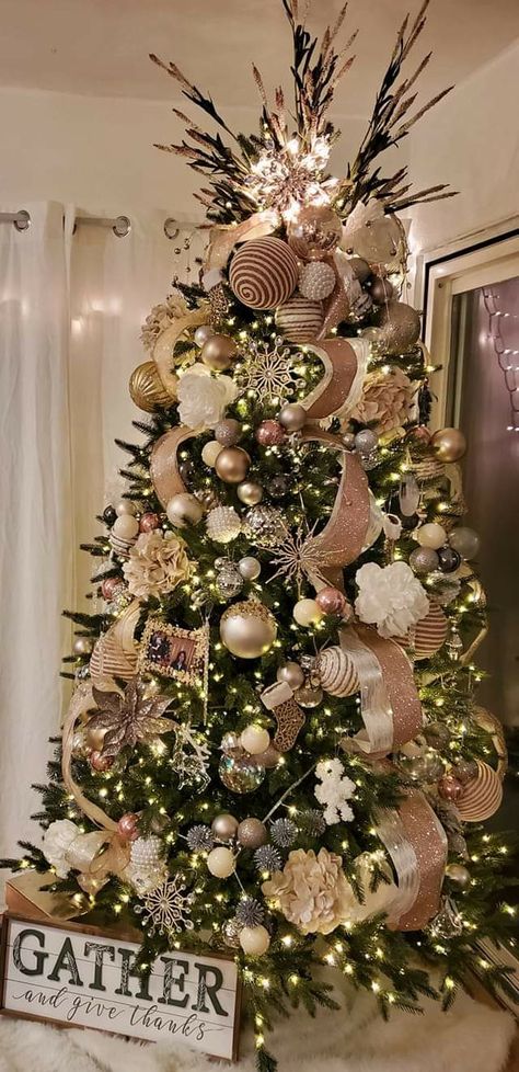 Rose Gold And Brown Christmas Tree, Christmas Tree Decorations Gold Silver, Rose Gold White And Gold Christmas Tree, Christmas Tree Color Schemes Gold, Cream Gold Christmas Tree, Best Christmas Tree Ideas, Xmas Tree Themes Color Schemes, Brown And Tan Christmas Tree, Christmas Tree Ideas Brown And Gold