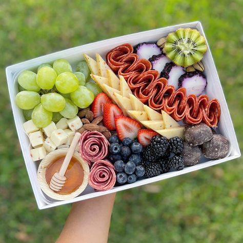 Chacutery Box Ideas, Cheese Board Packaging, Charcuterie Togo Boxes, Grazing Food Ideas, How To Fold Ham Charcuterie, Charcuterie Boxes Ideas, Charcuterie Boxes To Go Individual, Charcuterie Lunch Box Ideas, Graze Box Ideas