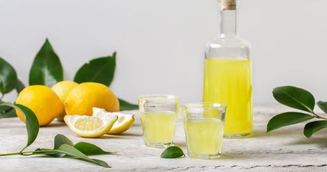 Limoncello maison Limoncello Drinks, Limoncello Cocktails, Making Limoncello, Limoncello Recipe, Homemade Limoncello, Liqueurs Recipes, Best Cocktail Recipes, Infused Vodka, Mixed Drinks Recipes