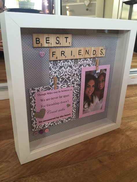 Best friends box Shadow Box For Best Friend, Diy Best Friend Picture Frame, Friend Shadow Box Ideas, Best Friend Picture Frame Ideas, Friends Shadow, 3 Best Friends Gifts, Scrabble Letter Crafts, Easy Homemade Christmas Gifts, Shadow Box Gifts