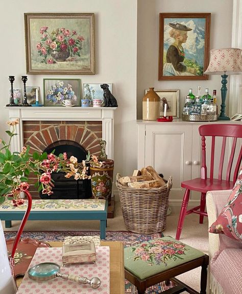 Vintage Cottage Living Room, Devon Cottage, English Cottage Interiors, Traditional Eclectic, Library Living Room, Cottagecore Room Decor, Cottage Living Room, Cottage Core Decor, Narrow Living Room