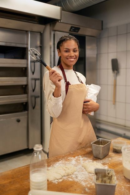 Side view smiley woman in kitchen | Premium Photo #Freepik #photo #baking #bakery #pastry #dessert Woman In Kitchen, Christmas Bake Off, Pastry School, Baker Photography, Bakery Kitchen, Bakery Pastry, Baking Classes, Baking Business, Culinary School