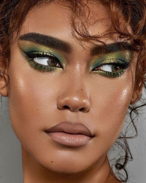 34 Green Eyeshadow Looks: From Mint Elegance to Emerald Glam - divagaze.com Green Eyeshadow Witch Makeup, Witch Makeup Eyeshadow, Elphaba Makeup Eye, Earth Inspired Makeup, Elphaba Makeup Subtle, Emerald Green Makeup Ideas, Jungle Makeup Ideas, Plant Makeup Looks, Hozier Inspired Makeup