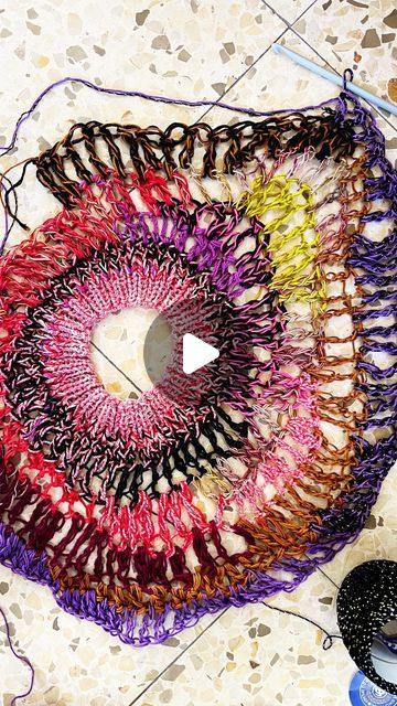 Creative Knitting Art, Crochet Tutorials Videos, Freestyle Knitting, Freeform Crochet Tutorial, Crochet Freeform Pattern, Crochet Freeform Tutorial, Freestyle Crochet, Crochet Artwork, Freehand Crochet