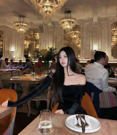 Asian Elegant Outfit, Rich Asian Girl, Rich Asians Aesthetic, Rich Asian Aesthetic, Black Hair Asian, Rich Vibes, Instagram Blogging, Elegant Life, Lifestyle Aesthetic