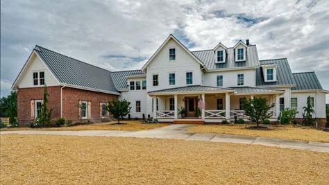 Modern farmhouse in Tennessee features stunning design elements Contemporary Farmhouse Exterior, White Board And Batten, Installing Wainscoting, Farmhouse Trends, Farmhouse Exterior Design, Lap Siding, Elements Design, Building Company, Modern Farmhouse Design