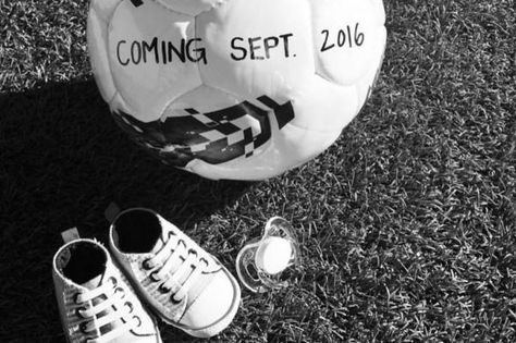 Sydney Leroux & Dom Dwyer's baby announcement...looks like America's getting another awesome footballer! Soccer Baby Announcement, Soccer Gender Reveal Ideas, Soccer Pregnancy Announcement, Soccer Gender Reveal, Soccer Baby Showers, Sydney Leroux, Announcement Pictures, Baby Announcement To Husband, Baby Football