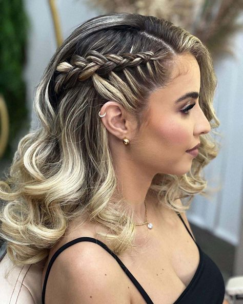 Hottest Bridesmaid Hairstyles For 2022/23 Tips And Advice ★ bridesmaid hairstyles side braid on loose curls natalymirandahair Hair Down With Braid, Side Braid With Curls, Bridemaids Hairstyles, Side Curls, Side Braid Hairstyles, Hair To One Side, Side Hairstyles, Braids With Curls, Penteado Cabelo Curto