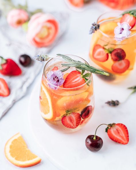 The Easiest Batch Cocktail: Peach Sangria - The Social Sipper Summer Punch Recipes, Limeade Recipe, Summer Punch, Peach Sangria, Make Simple Syrup, Blueberry Lemonade, Punch Recipe, Party Plan, Sangria Recipes