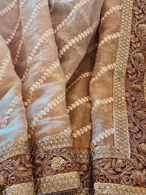 Dupatta Border Designs Ideas, Simple Dupatta, Zardosi Border, Wedding Dupatta, Dupatta Lace, Dupatta Designs, Dupatta Border, Rich Clothes, Embroidery Fashion Detail