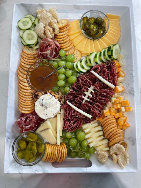 Gameday Snack Board, Super Bowl Desert Charcuterie, Super Bowl Party Charcuterie Board, Super Bowl Cheese Board, Carnivore Super Bowl Snacks, Football Themed Charcuterie Board, Football Cheese Board, Sunday Charcuterie Board, Superbowl Charcuterie Board Ideas