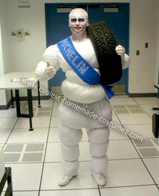 Homemade Michelin Man Costume: This Homemade Michelin Man Costume is a GUARANTEED crowd pleaser!  Someone at work actually gave me this idea on the Monday before Halloween.  They usually Funny Fancy Dress Ideas, Men Halloween Costume, Diy Costumes Men, Massage Gloves, Michelin Man, Halloween Eve, Homemade Costume, Michelin Tires, Costumes Diy