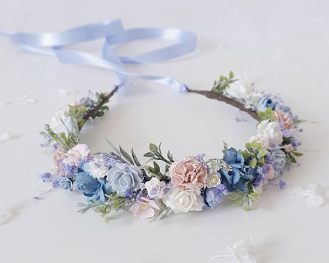 Photographic Makeup, Flower Hair Crown, Wedding Dusty Blue, Flower Power Fashion, Blue And Blush Wedding, Blue Flower Crown, Forest Theme Wedding, Diy Hair Accessories Ribbon, Blush Wedding Flowers