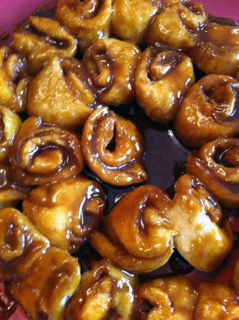 Mini Caramel Rolls, Gooey Caramel Rolls, Caramel Crescent Rolls, Crescent Roll Caramel Rolls, Pillsbury Caramel Rolls, Creasant Roll Recipes, Mini Sticky Buns, Mini Cinnamon Rolls, Cinnabon Cinnamon Rolls