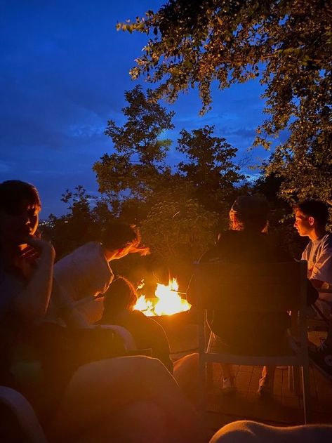 Ideas For Traveling, Traveling With Friends, Friend Travel, Backyard Bonfire, Trip With Friends, Cabin Trip, Camping Friends, Summer Cabin, Cabin Aesthetic