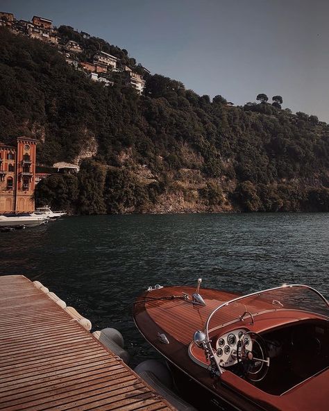 Gentleman Lifestyle, Italy Amalfi, Volunteer Travel, Boat Fashion, Classic Yachts, Money Pictures, Yacht Life, Mans World, Old Money Aesthetic