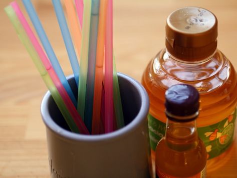 homemade honey sticks. yum! Flavored Honey, Honey Container, Diy Honey, Acacia Honey, Honey Bottles, Honey Diy, Honey Sticks, Holiday Drink, Yom Kippur