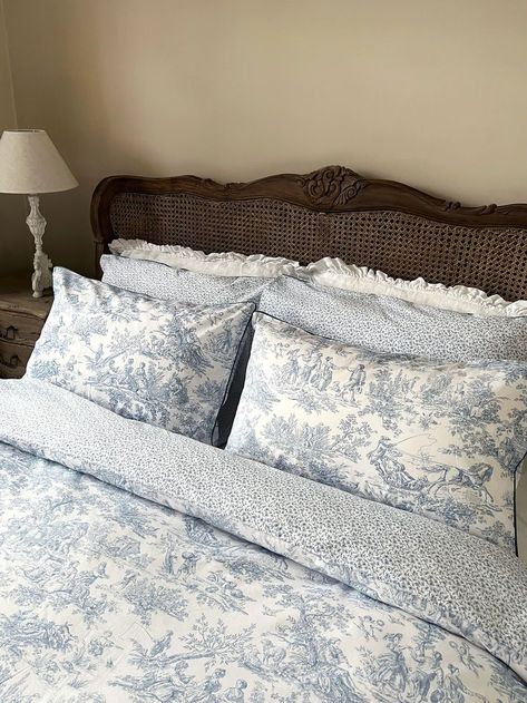 Blue Toile Bedroom French Country, French Linen Bedroom, Toile Home Decor, French Toile Bedding, French Bed Linen, French Country Bedrooms Decorating Ideas Toile Bedding, Blue Gingham Bedding Aesthetic, French Toile Bedroom, Blue Toile Bedding