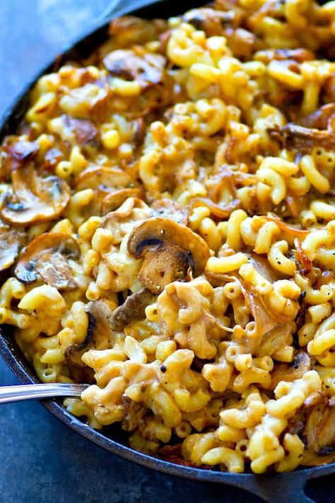 Balsamic caramelized onions and flavorful mushrooms are a winning combo in this creamy, insanely cheesy mac 'n' cheese! Perfect weeknight comfort food. Brit’s Cookin, Dinner Recipes From Scratch, Braut Recipes Dinners, Bougie Food, Vegetarian Mac And Cheese, Vegetarian Comfort Food Recipes, Comfort Food Vegetarian, Best Comfort Food Recipes, Cheesy Mac