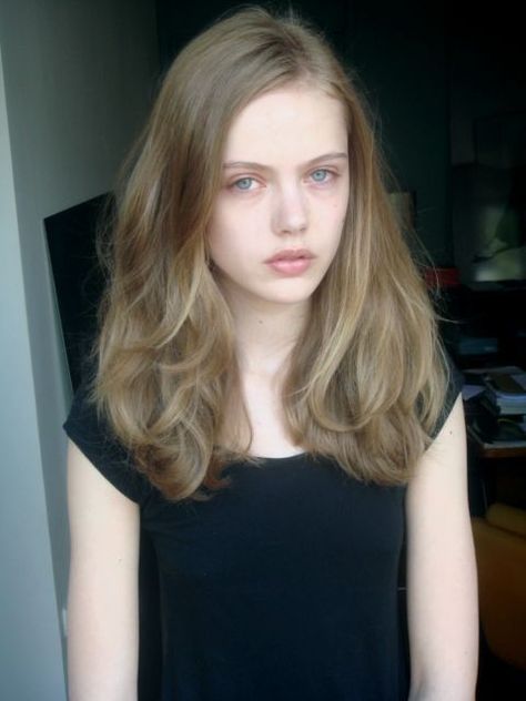 Frida Gustavsson Aesthetic, Frida Gustavsson, Friday Fashion, Hufflepuff Aesthetic, Honey Brown Hair, Alternative Hair, Brown Blonde Hair, Hair Fashion, Pale Skin