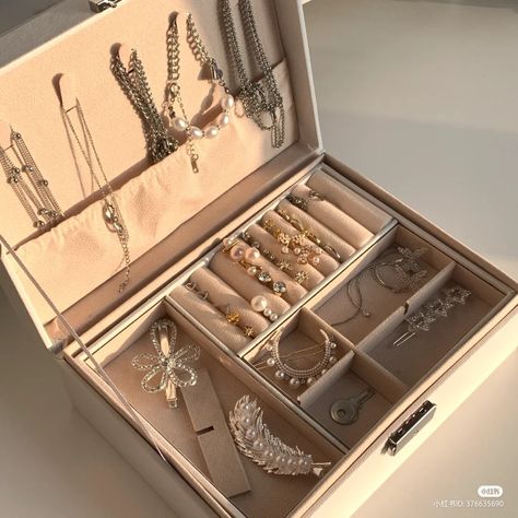 Jewerly Boxes Aesthetic, Jewellery Box Aesthetic, Jewelry Box Aesthetic, Denim Hacks, Room Organisation, Essence Makeup, Korean Accessories, Luxury Closets Design, Preppy Jewelry