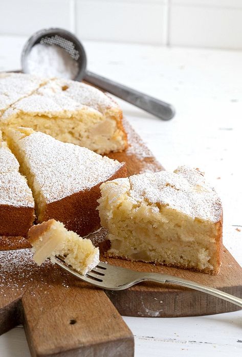 An easy and delicious apple cake, that if full of apple, moist and lightly sweet. Cinnamon Cakes, Italian Pie, Maple Syrup Cake, Apple Torte, Tea Breads, Italian Baking, Italian Desserts Easy, Apple Cakes, Easy Apple Cake