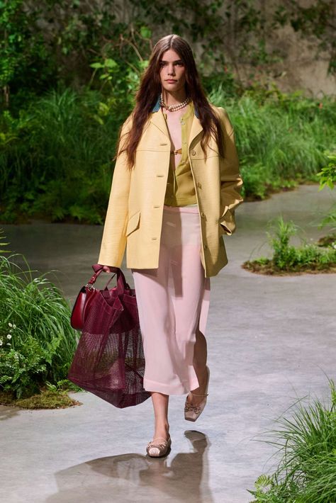 Chanel Cruise 2025 Collection [PHOTOS] Gucci Resort 2025, Gucci Cruise 2025, Casual Outfits Fall 2024, Spring 2025 Trends, Fashion Trends Forecast 2025/2026, Color Trend 2025, Spring 2025 Fashion Trends, Spring Summer 2025, Ss25 Trends