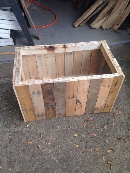 blanket chest Diy Wooden Chest, Diy Wood Chest, Woodworking Projects Diy Beginner, Pallet Wood Christmas, Chests Diy, Make A Blanket, Diy Projects For Men, Pallet Boxes, Pallet Boards