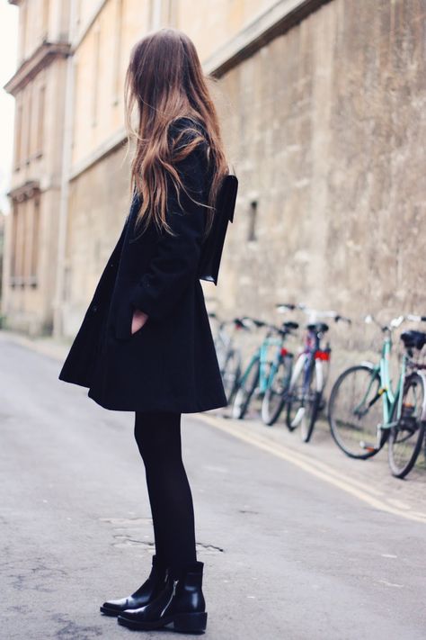 . Black Backpack Outfit, Backpack Outfits, Backpack Outfit, Wearing All Black, Looks Street Style, Travel Fashion, Look Vintage, Vintage Clothes, Black Vintage