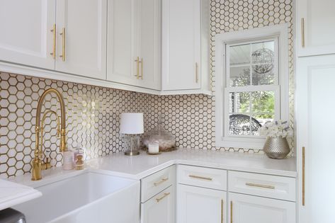 White And Gold Tile Kitchen, White And Gold Utility Room, White And Gold Laundry Room, White Gold Laundry Room, Hexagon Tile Laundry Room, White And Gold Bathroom Floor Tile, Gold Laundry Room, White Hexagon Backsplash, Glam Laundry Room