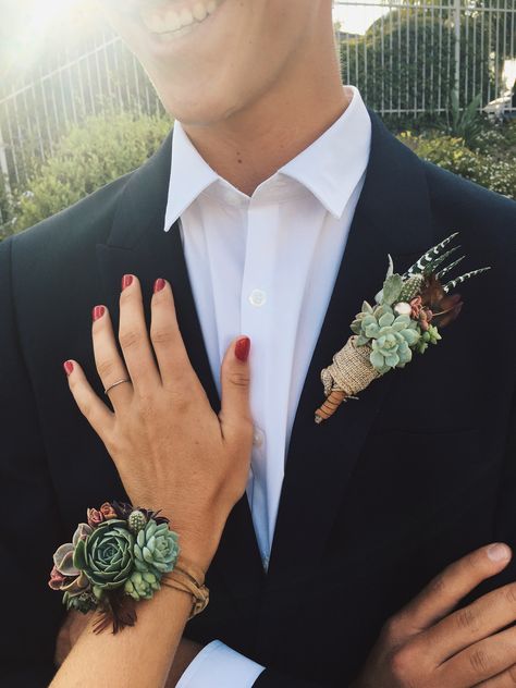 Bouttoniers Prom, 2023 Prom Flower Trends, Prom Flowers Corsage 2023, Wildflower Corsage Prom, Bouteniers And Corsages Prom, Prom Boutineer Ideas Guys, Bootinterieur Prom, Corsage With Green Dress, Corsage For Emerald Green Dress