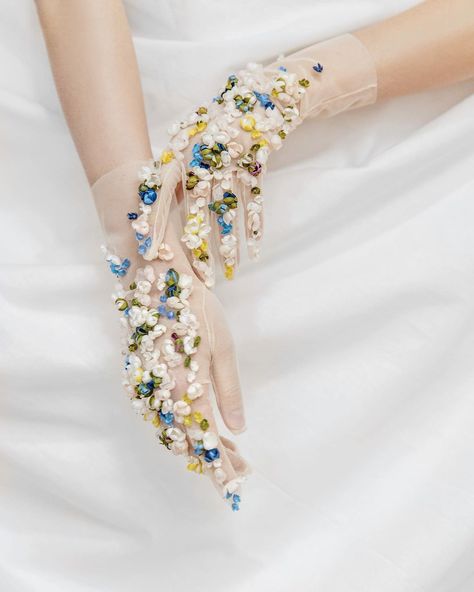 621 отметок «Нравится», 4 комментариев — EDEM COUTURE | WEDDING ® (@edem.official) в Instagram: «EDEM gloves with flowers embroidery #everydaycouture  Discover all accessories on www.edem.ru…» Floral Gloves, Beaded Gloves, Flowers Embroidery, Wedding Gloves, Hand Gloves, Couture Wedding, Color Theory, Embroidery Flowers, Floral Tie