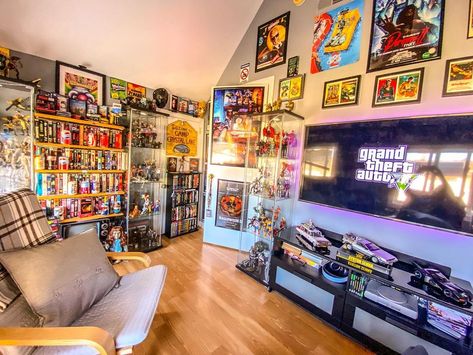 90s Basement, Gaming Room Decor Ideas, Nerd Room Ideas, Retro Game Room, Gamer Room Diy, Video Game Organization, Anime Home Decor, Games Room Inspiration, Man Cave Shed