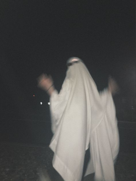 Creepy Halloween Aethstetic, Rich Halloween Aesthetic, Blurry Halloween Aesthetic, Foggy Halloween Aesthetic, Halloween Aesthetic 90s, Halloween Creepy Aesthetic, Spooky Astethic, Halloween Aethstetic, Aesthetic Ghost Costume