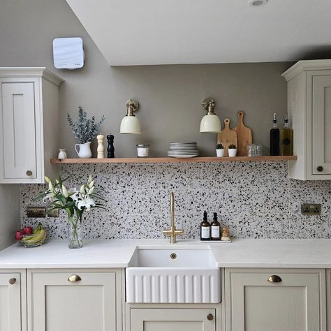 Decor With Flowers, Quartz Worktop, White Worktop, Bungalow Kitchen, Granite Worktops, Quartz Worktops, Kitchen Organisation, White Kitchen Cabinets, Kitchen Fixtures