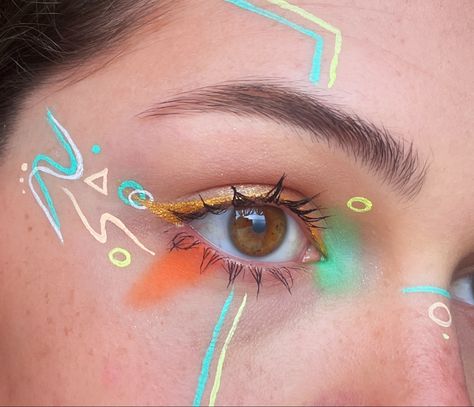 @usually_graphic IG Stripe Makeup Across Eyes, Graphic Liner Eyeshadow, Cool Eyeliner Designs, Graphic Liner Hooded Eyes, Abstract Eyeliner, Colorful Graphic Liner, Graphic Liner Ideas, Graphic Eye Makeup, Graphic Eyeliner Looks