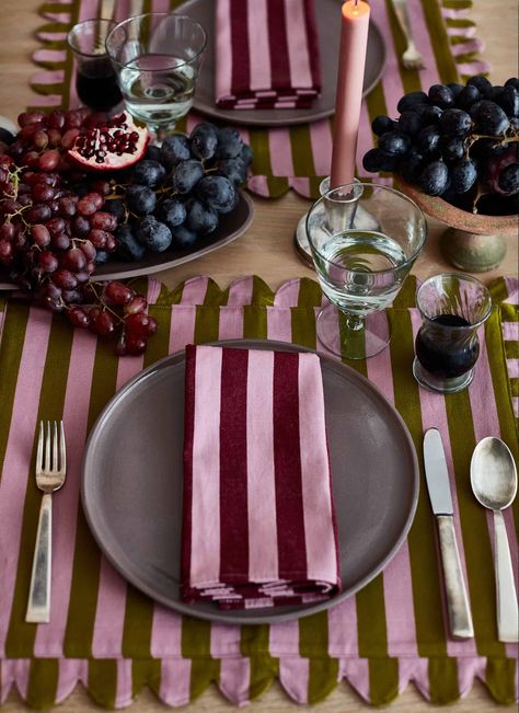 Table Settings For Parties, Placemat Ideas, Dinner Party Tablescapes, Dinner Party Table Settings, Colorful Table Setting, Heather Taylor, Tafel Decor, Striped Wedding, Fabric Placemats