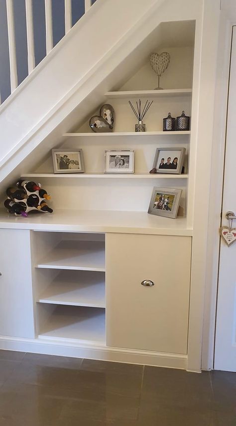 Shelves Under Stairs, Stair Bookshelf, Stairway Storage, Under Stairs Nook, Under Stairs Storage Solutions, Room Under Stairs, Space Under Stairs, Stair Nook, تحت الدرج