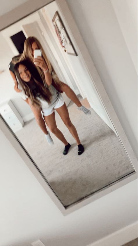 Mirror Pics To Take With Your Best Friend, Cute Mirror Pics With Friend, Cute Mirror Pics With Bestie, Mirror Selfie Two People, Mirror Selfie Poses With Friends, Bsf Mirror Pics, Mirror Pictures With Friends, Mirror Selfie Poses With Best Friend, Mirror Pics With Bestie