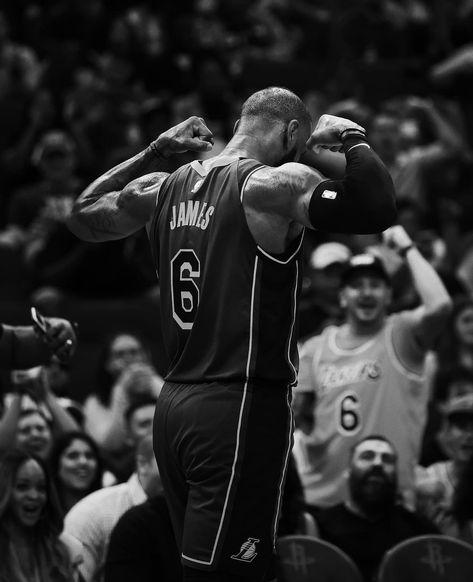 Pfp Basketball, Lebron James Wallpapers, Nba Wallpapers, Nba Pictures, Basketball Pictures, Sport Motivation, Stephen Curry, King James, Lebron James