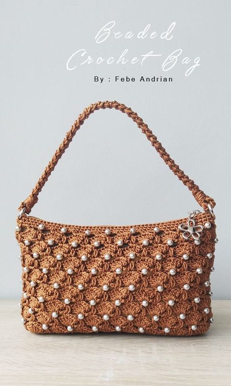 crochet bag tutorial Beaded Crochet Bag, Crochet Bag With Beads, Crochet Hand Purse, Crochet Small Bag, Crochet Bag Tutorial, Crochet Mini Bag, Manik Manik, Bags Crochet, Beaded Clutch Bag