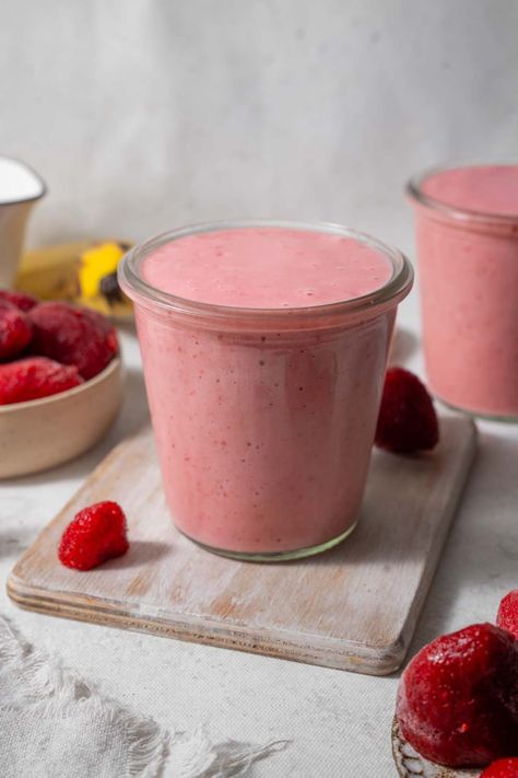 Healthy High Protein Strawberry Cottage Cheese Smoothie Cottage Cheese Smoothie Recipes, Strawberry Cottage Cheese, Cottage Cheese Smoothie, Quick And Easy Breakfast Recipes, Strawberry Cottage, High Protein Smoothies, Cottage Cheese Pancakes, Yummy Smoothie Recipes, Cottage Cheese Recipes